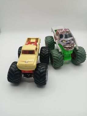 Hot Wheels Monster Jam Trucks Carolina Crusher & Zombie Green 1:64 Scale